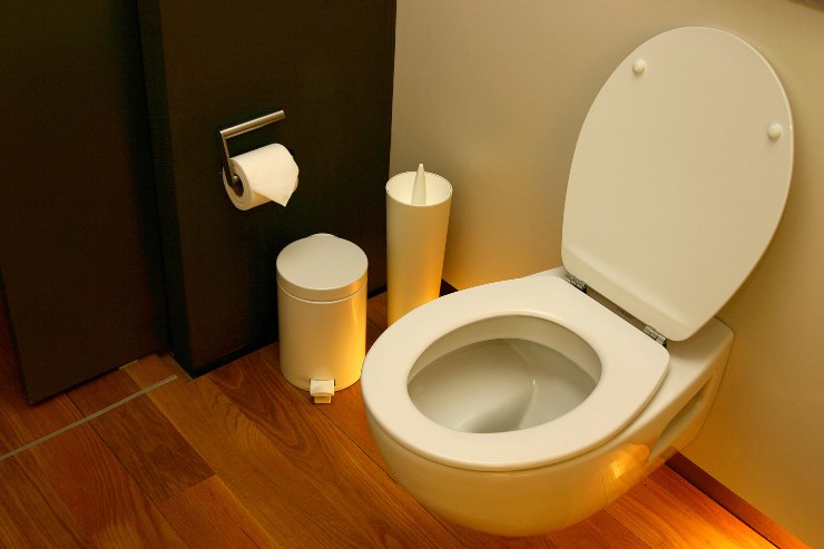 wc ingiallito che sembra vecchio, torna a farlo brillare con questi trucchetti eco economici