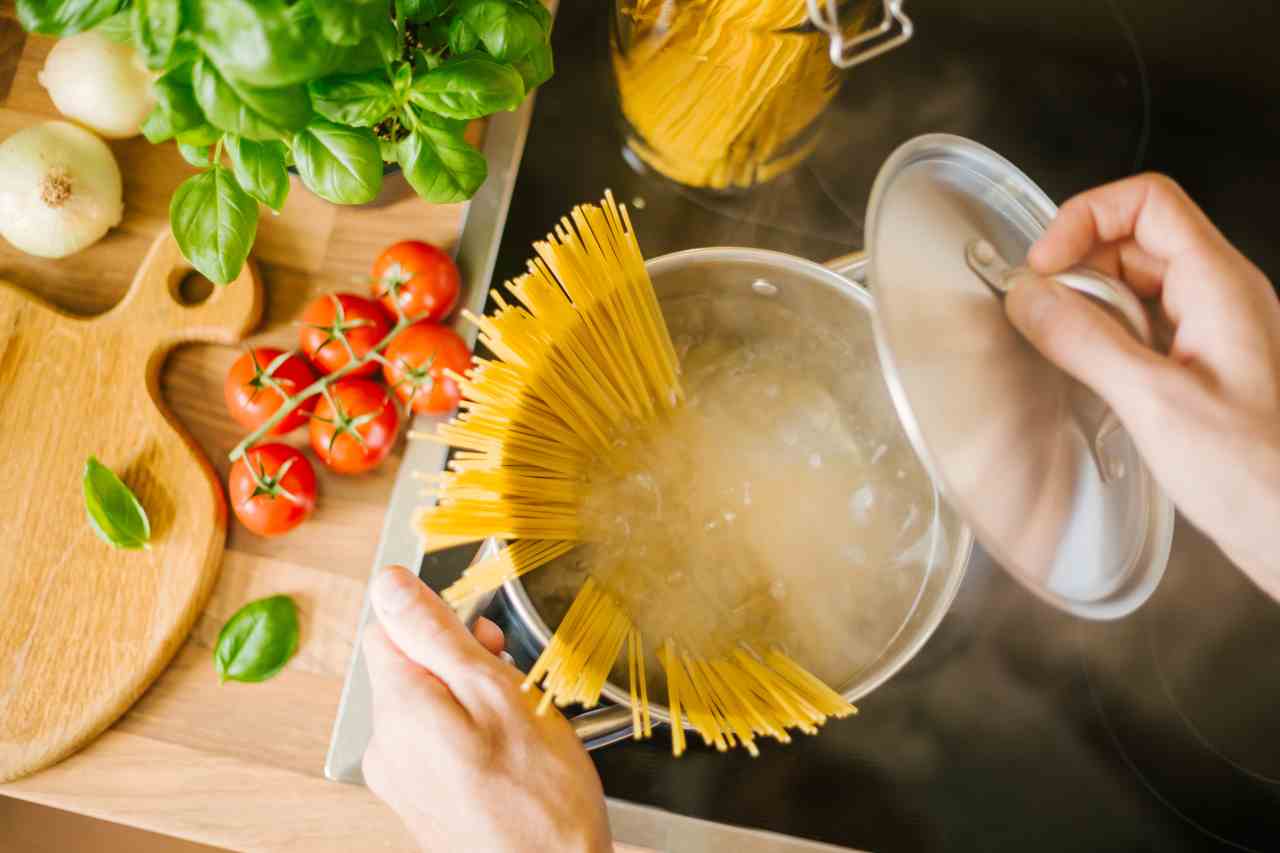 Acqua della pasta come farla bollire prima, senza ulteriori sprechi di gas e di soldi