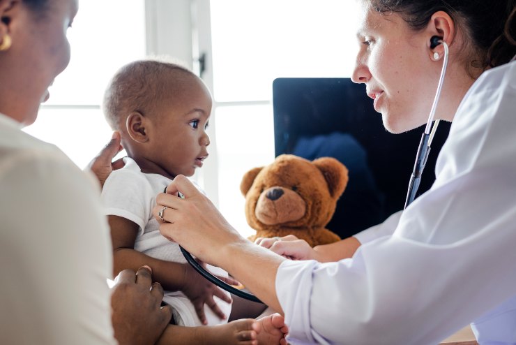 Bambino in visita dal medico