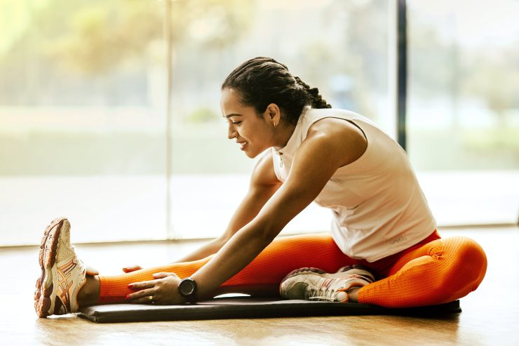 Donna che fa esercizi in palestra - Fonte Pexels