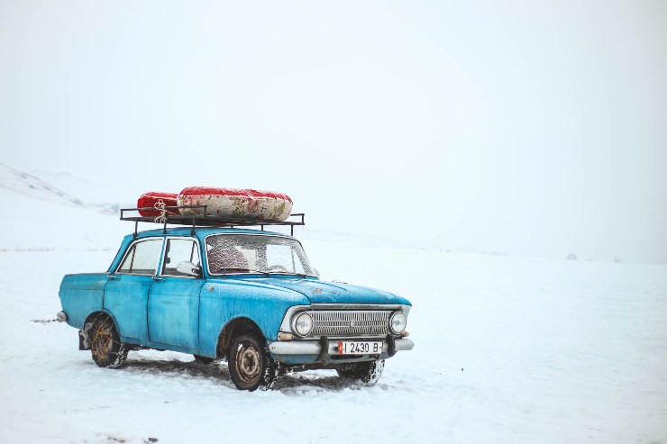 Macchina con catene da neve - Fonte Pexels