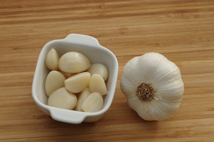 Perchè dovresti mettere due spicchi di aglio fuori dalla porta