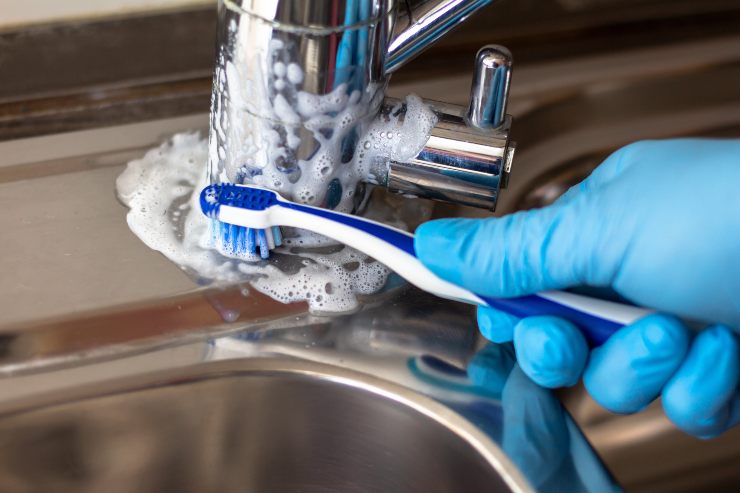 Pulire il lavandino con il dentifricio - Fonte AdobeStock