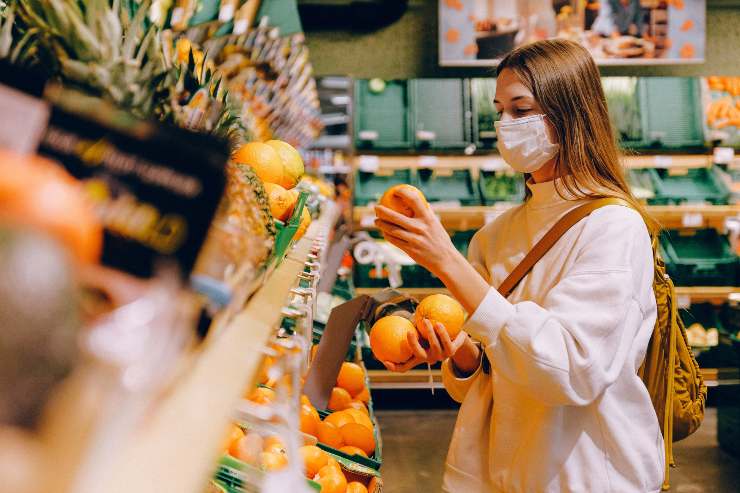 Ragazza al supermercato - Fonte Pexels