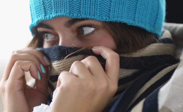 Ragazza si copre dal freddo - Fonte AdobeStock