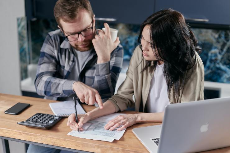 Ragazzi fanno i conti per le bollette - Fonte Pexels