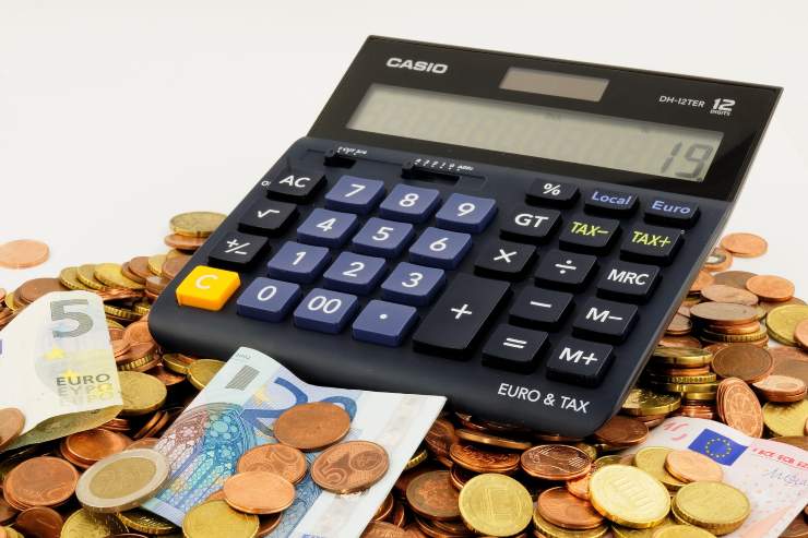 Risparmi e calcolatrice - Fonte Pixabay
