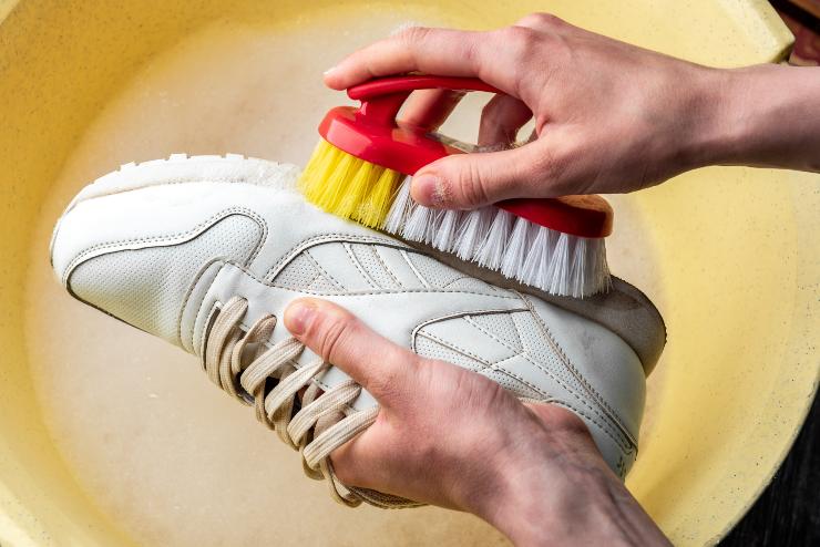 Persona pulisce le proprie scarpe