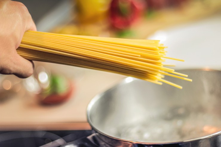 Spaghetti da mettere in pentola - Fonte Pixabay