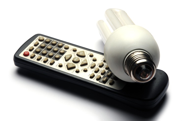 Telecomando e lampadina - Fonte AdobeStock