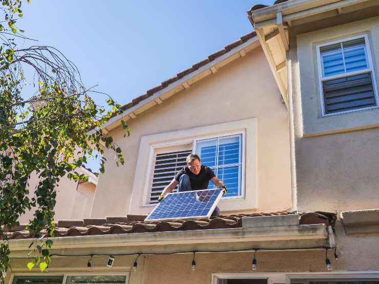 Uomo istalla pannello fotovoltaico - Fonte Pexels