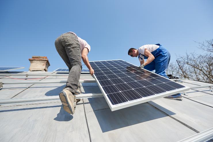 Installazione impianto fotovoltaico - Fonte AdobeStock