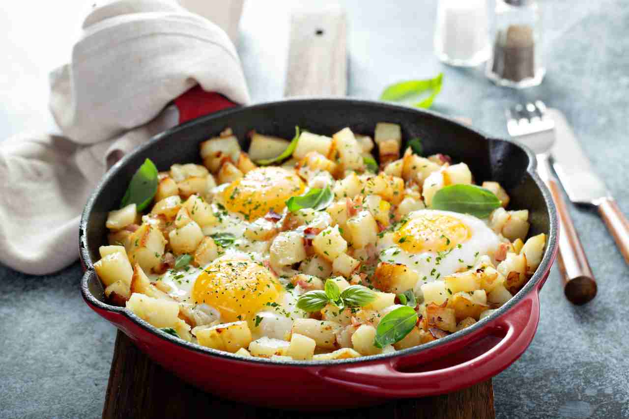 Patate alla poverella, con poco più di 5 euro mangerete in 4