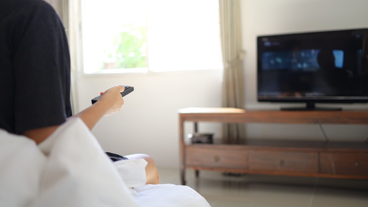 Persona che guarda la tv - Fonte AdobeStock