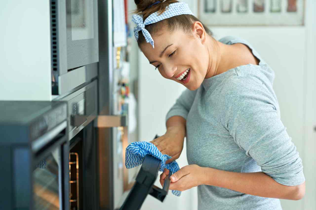 Pulire il forno senza sapone e portarlo a lucido