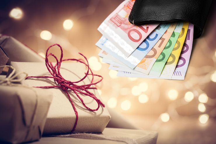 Regali di natale e risparmio - Fonte AdobeStock