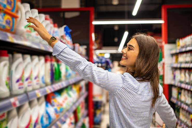 Spesa al supermercato - Fonte AdobeStock