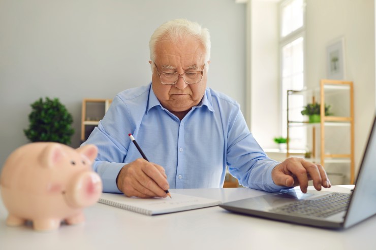 Uomo controlla la pensione - Fonte AdobeStock