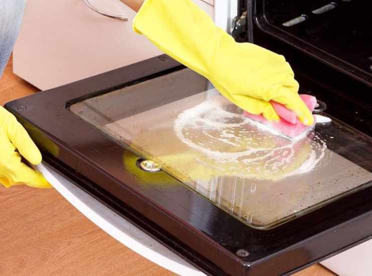 Come pulire il forno di casa con soluzioni naturali