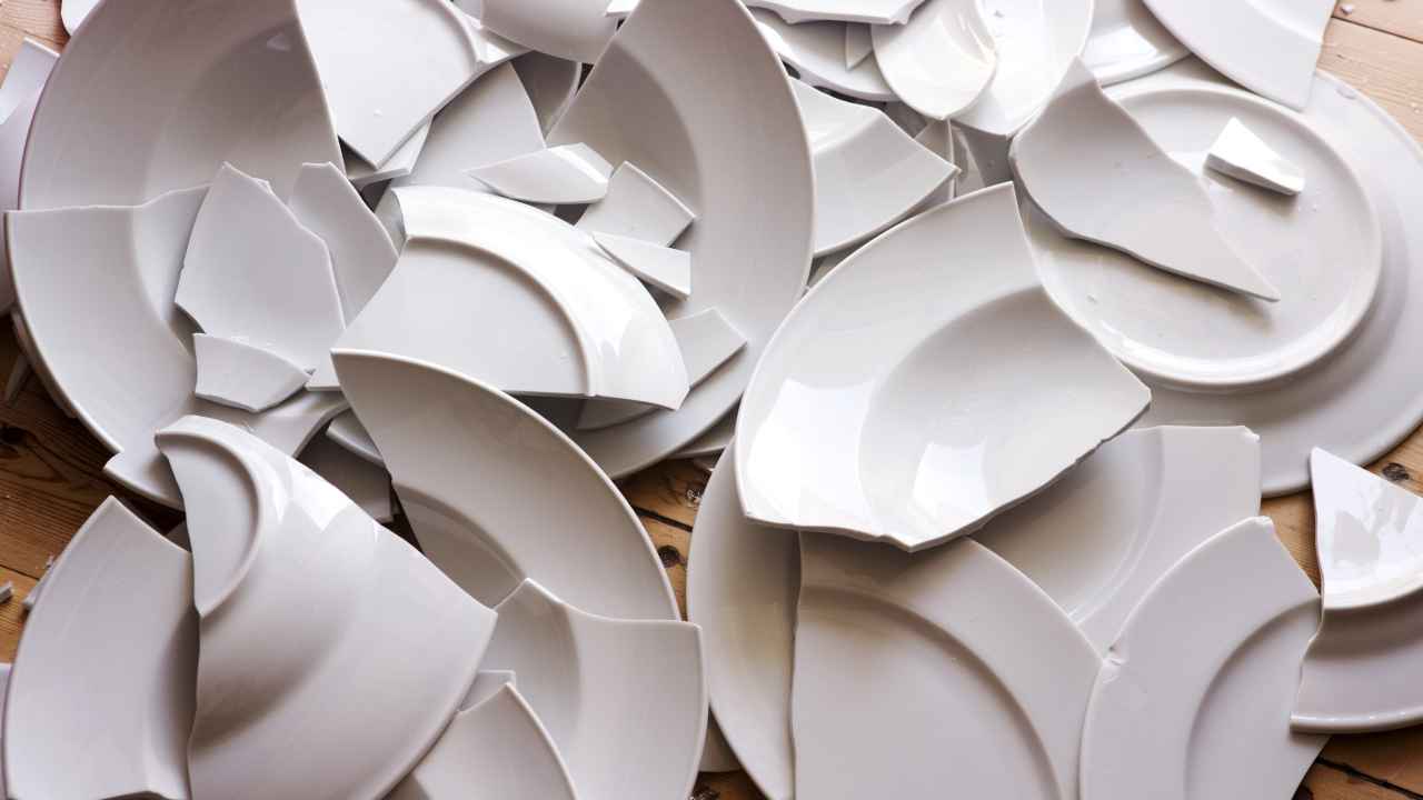 Dove si buttano i piatti rotti_