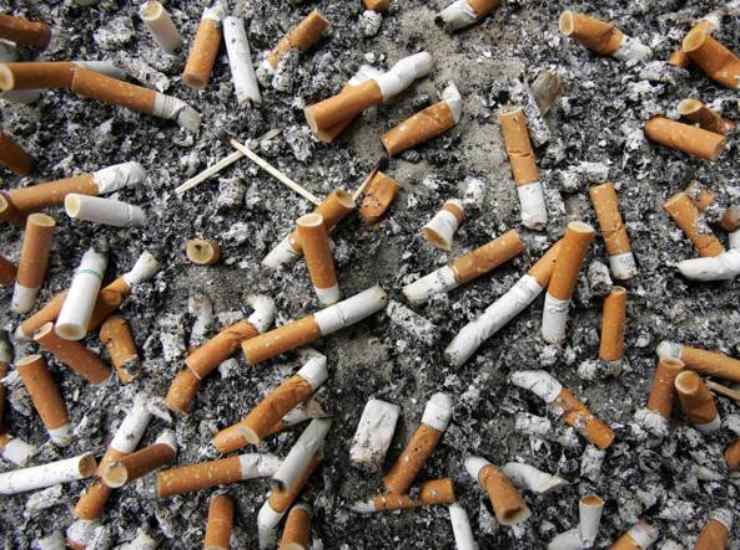 Mozziconi di sigaretta che riempiono le strade