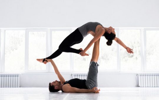 Yoga di coppia, le posizioni da provare