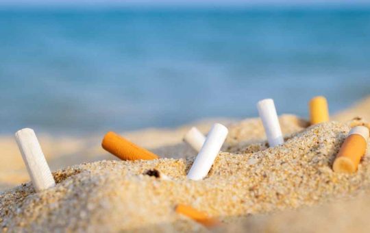 Mozziconi si sigaretta gettati a terra, il fenomeno del littering ancora troppo diffuso-