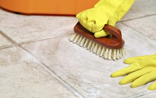 Addio alla muffa tra le fughe dei pavimenti
