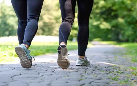 Camminare, un'attività completa e ricca di benefici