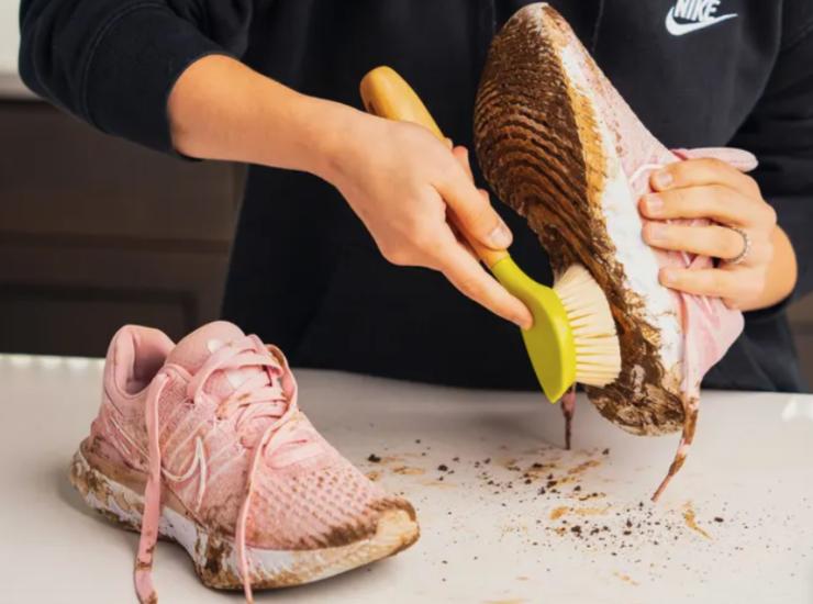 Ripulire le scarpe dal fango, i consigli