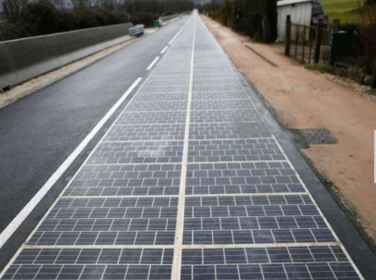Un esempio di strada solare con pannelli fotovoltaici
