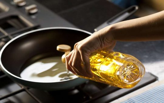 Come smaltire l'olio esausto da cucina