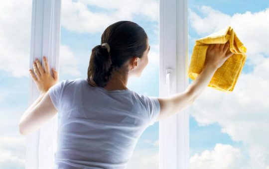 Come pulire al meglio i vetri di casa
