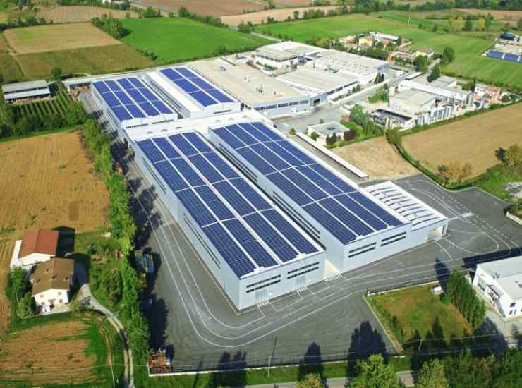 Tetti di capannoni e stabilimenti industriali ideali per il fotovoltaico