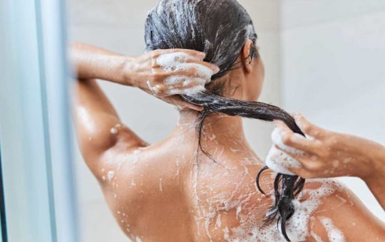 Il consumo di acqua per lavarsi i capelli
