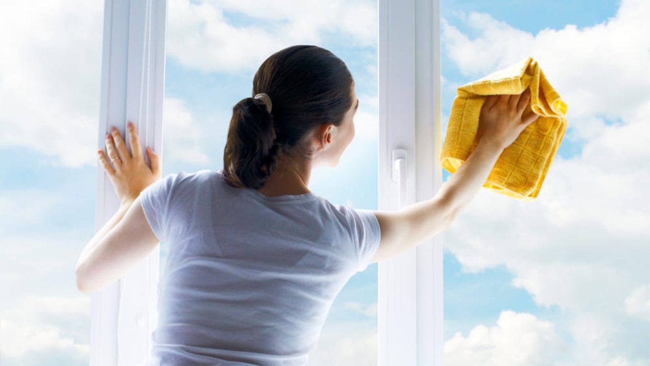 Come pulire i vetri senza lasciare aloni