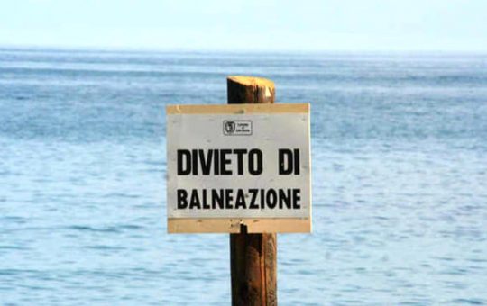 Mare inquinato, divieto di balneazione