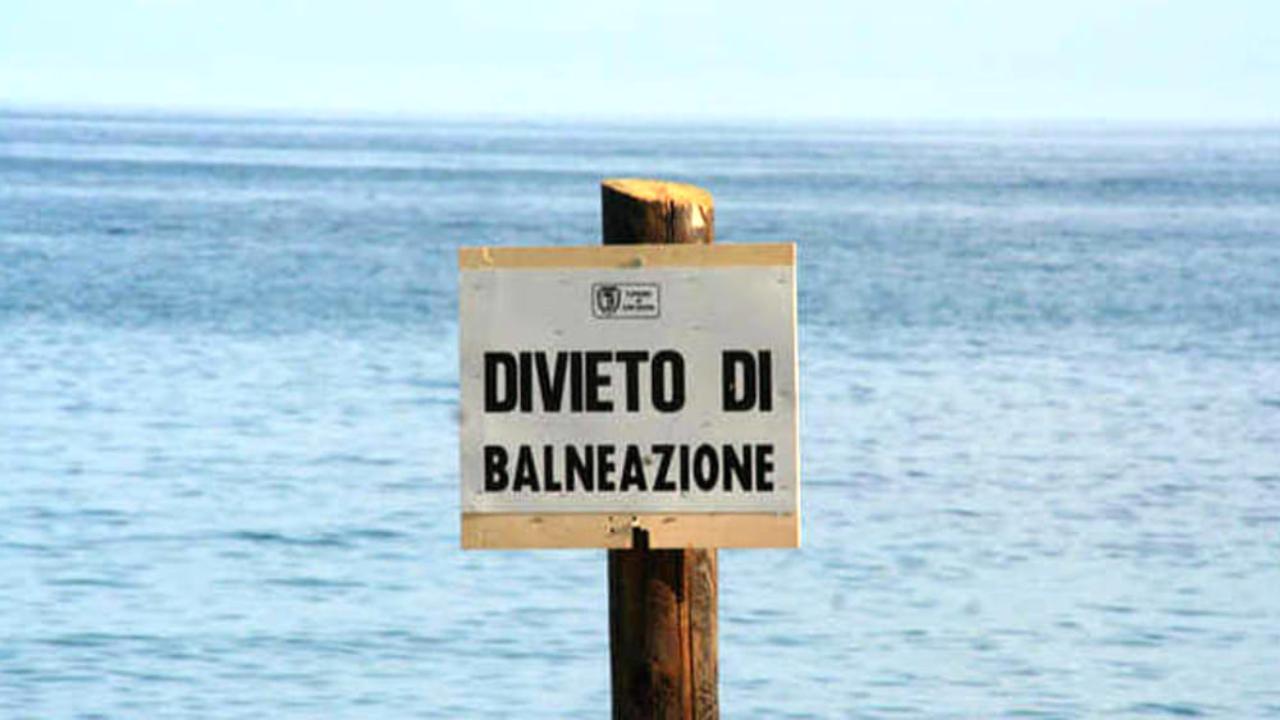 Mare inquinato, divieto di balneazione