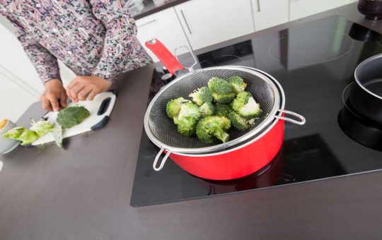 Cottura e odore di broccoli in cucina