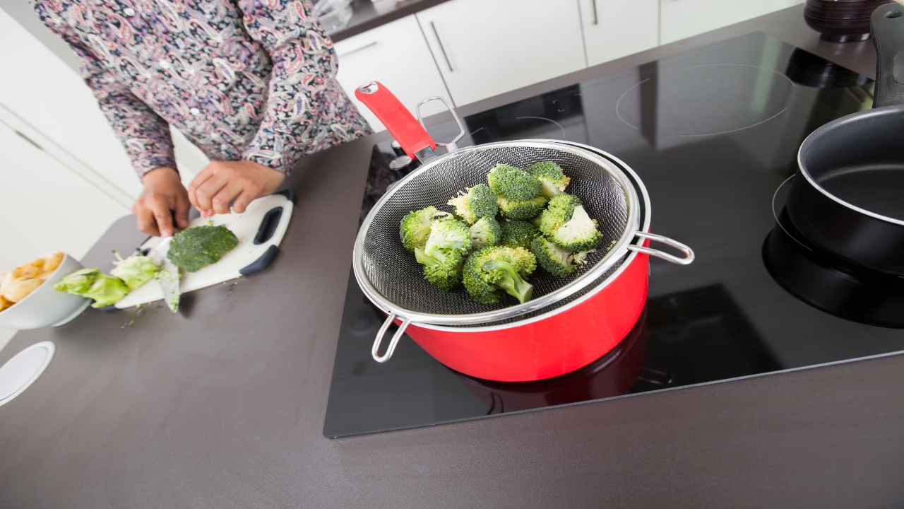 Cottura e odore di broccoli in cucina