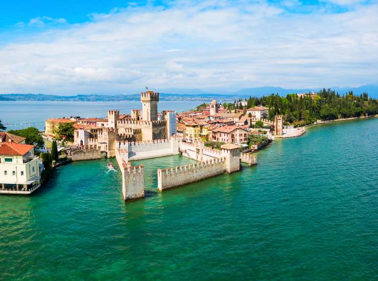 La bellissima Sirmione dove potete andare alle terme per Capodanno - newsecologia.it