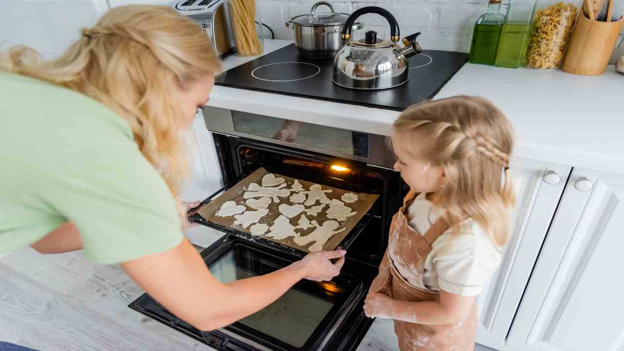 Forno elettrico in cucina 