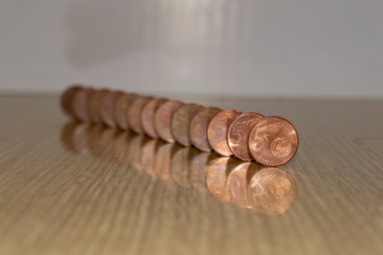 Monete da cinque centesimi in fila 