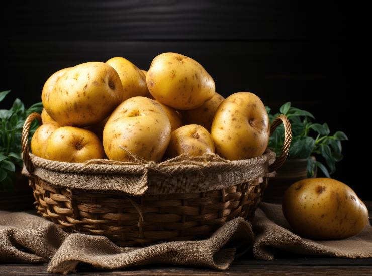 Le patate crude sono impiegate per detergere i vetri - newsecologia.it credit Corporate+