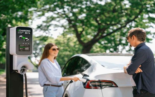 Colonnina e auto elettrica in ricarica