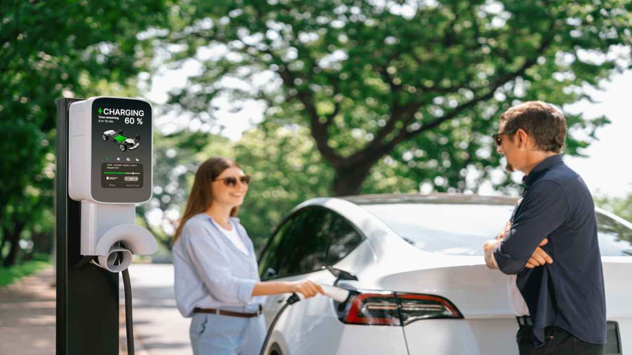 Colonnina e auto elettrica in ricarica