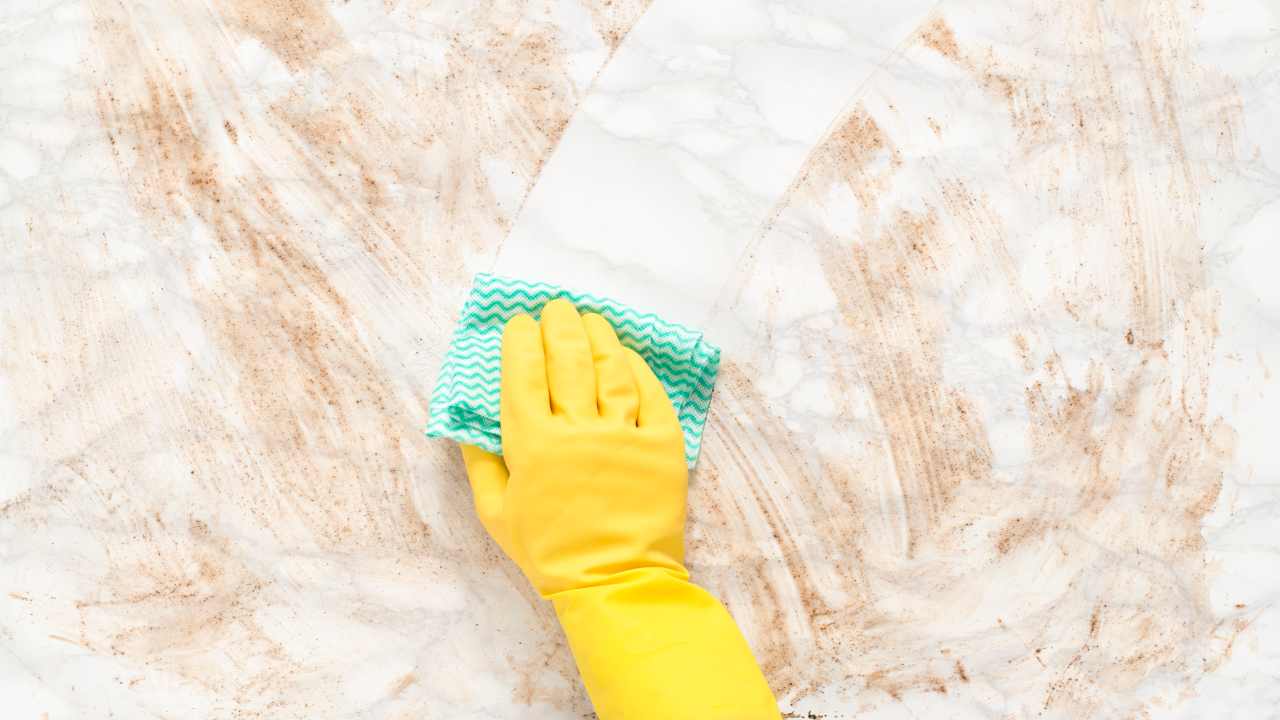 Come pulire il marmo macchiato o ingiallito