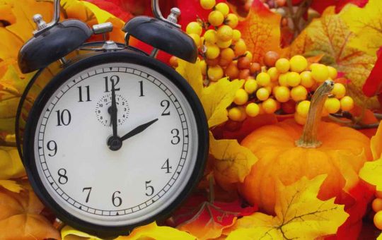 Orologio con foglie d’autunno come sfondo