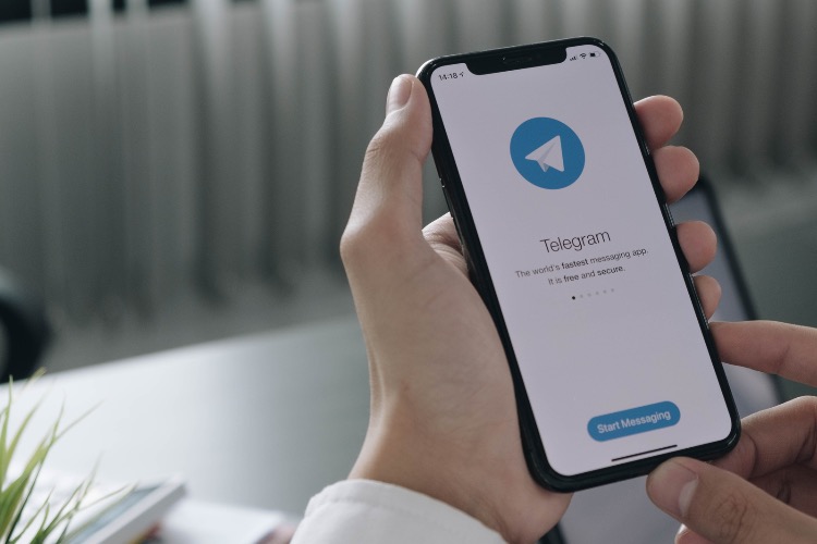 Uomo che utilizza Telegram 