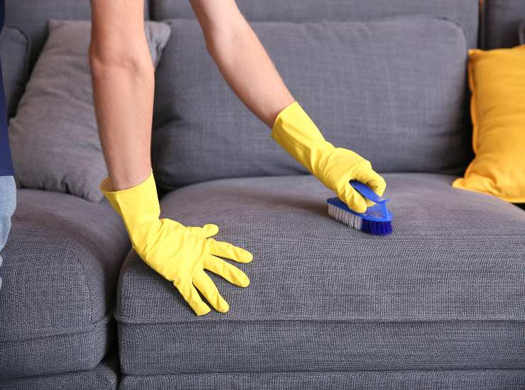 Eliminare le macchie dal divano